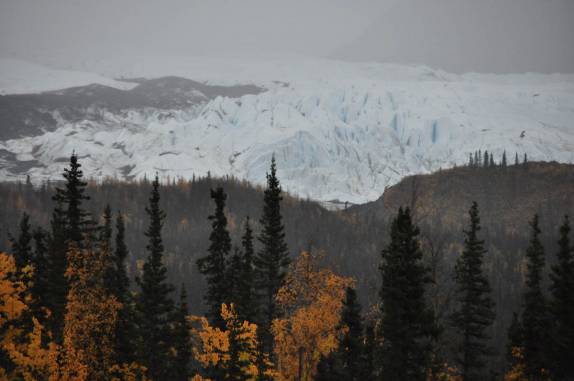 Uma colossal e fantástica geleira parece invadir o vale, no caminho entre Anchorage e Tok, no Alaska